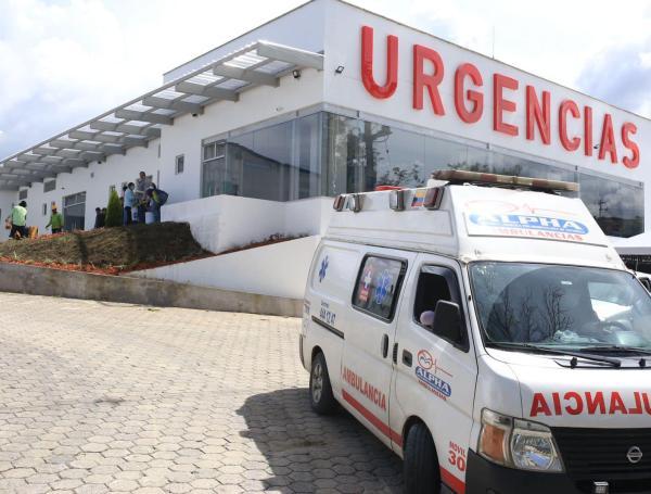 Pacientes en la sala de urgencias del Hospital San Juan de Dios de Rionegro, reflejando la alta demanda de atención tras el cierre de servicios médicos en la región.