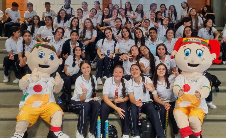 Estudiantes de La Ceja desfilan en la inauguración de los Juegos Intercolegiados 2025.