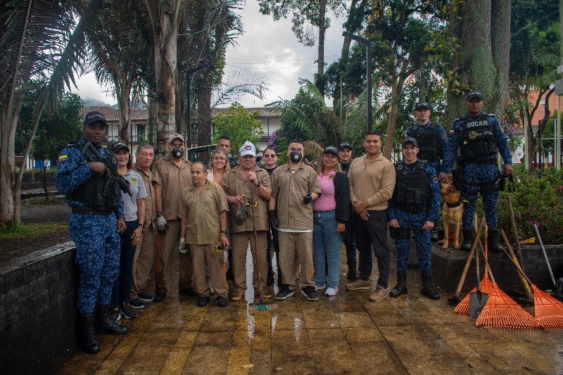 Internos de la cárcel de La Ceja realizando labores de limpieza y embellecimiento en el parque principal del municipio.