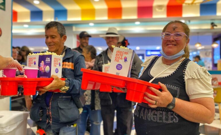 Recicladores de El Santuario disfrutan de una función de cine como parte de un homenaje de la Alcaldía en el Día Mundial del Reciclador.