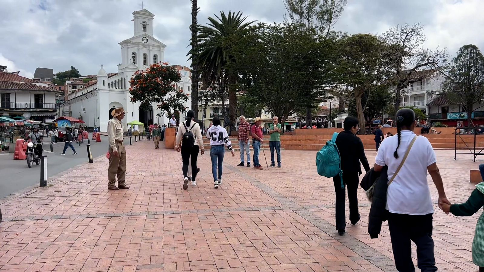 Ciudadanos de Marinilla reciben asesoría en el punto de atención de catastro para el pago del impuesto predial.