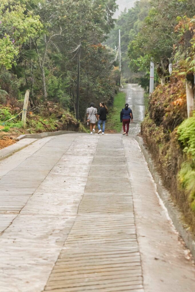 Alcalde-Mauricio-Grisales-entrega-placa-huella-Piedras-Blancas | Comunidad-Guarne-celebra-nueva-vía | Infraestructura-vial-mejorada-en-vereda-Piedras-Blancas