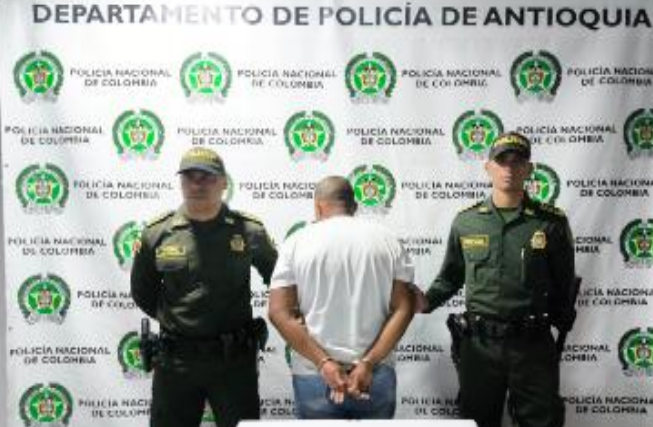 Imagen de las capturas realizadas por las autoridades en La Ceja, con información sobre los delitos de porte ilegal de armas y abuso sexual a menor.