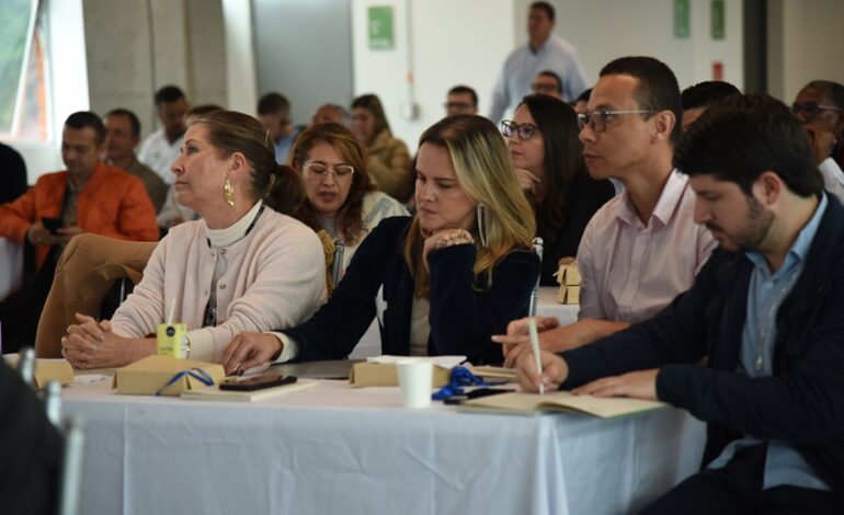 Autoridades y gremios socializan avances del Túnel de Oriente y del Plan Maestro del Aeropuerto JMC en la Cámara de Comercio del Oriente Antioqueño.