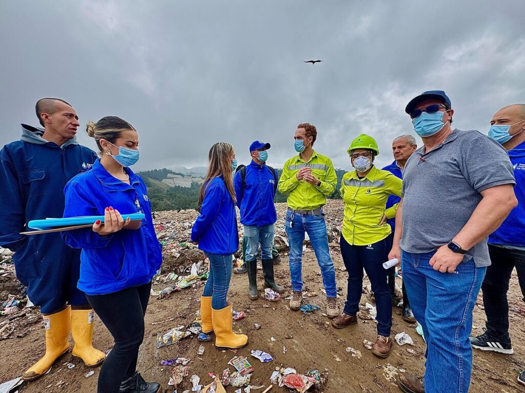 Personal técnico analiza residuos en el proceso de caracterización en La Ceja.