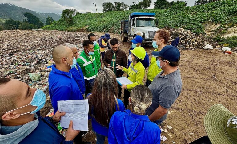 Personal técnico analiza residuos en el proceso de caracterización en La Ceja.