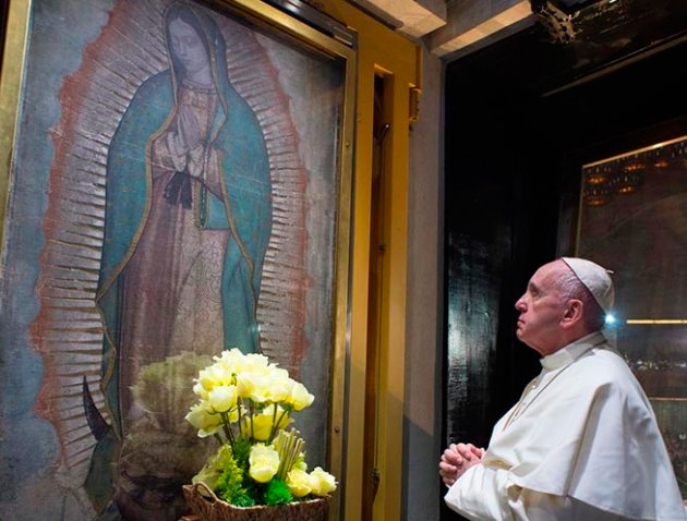 El Papa Francisco saluda desde la ventana del Vaticano, expresando gratitud por las oraciones de los fieles mientras continúa su recuperación en el Hospital Gemelli.