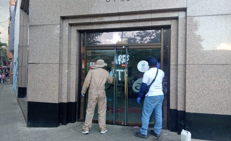 Autoridades de Medellín supervisando las marchas del 8 de marzo de 2025.