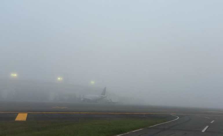 Aeropuerto José María Córdova cerrado temporalmente por niebla, afectando vuelos nacionales e internacionales.