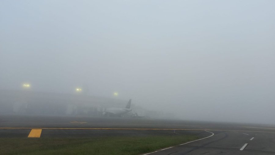 Aeropuerto José María Córdova cerrado temporalmente por niebla, afectando vuelos nacionales e internacionales.