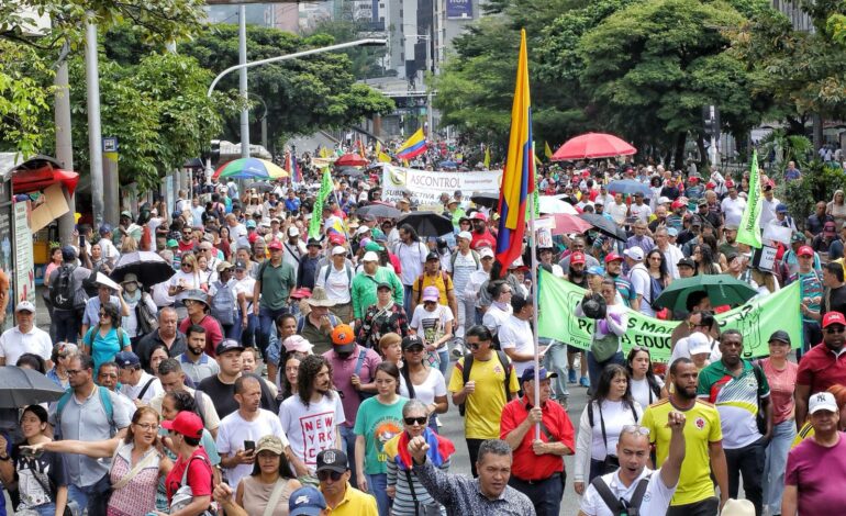 Miles de antioqueños marcharon en respaldo a la consulta popular y las reformas del Gobierno