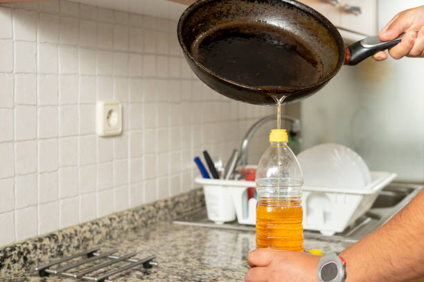 Aceite usado almacenado en una botella plástica para su correcta disposición y protección del medio ambiente.