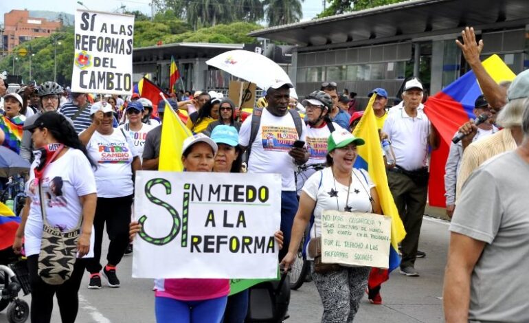 Manifestantes con pancartas en el centro de Medellín durante una marcha en apoyo a las reformas del presidente Petro.