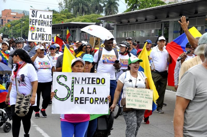 Manifestantes con pancartas en el centro de Medellín durante una marcha en apoyo a las reformas del presidente Petro.