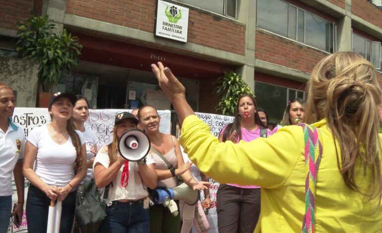 Protesta de directores y profesionales de hogares infantiles en Medellín exigiendo pagos al ICBF.