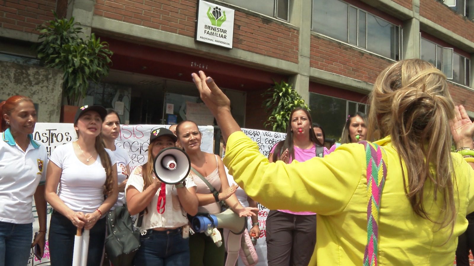 Protesta de directores y profesionales de hogares infantiles en Medellín exigiendo pagos al ICBF.