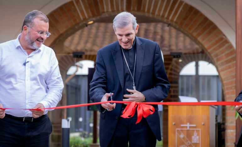 Autoridades eclesiásticas y civiles durante la inauguración de las nuevas instalaciones de la Curia Episcopal de la Diócesis de Sonsón-Rionegro en Rionegro, Antioquia.