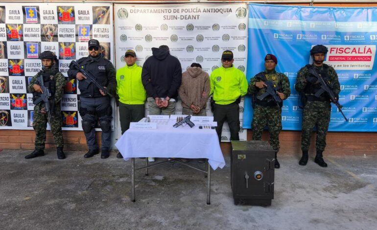 Autoridades incautan armas, municiones y droga en operativo contra el Clan del Golfo en Rionegro.