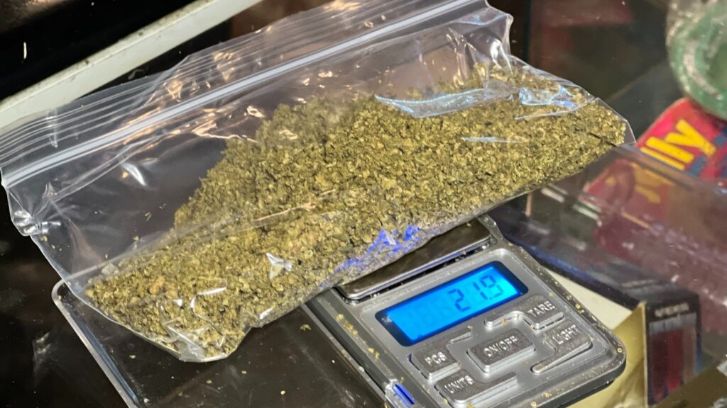 Operativo policial en El Poblado deja una captura y la incautación de 50 paquetes de marihuana, además de sanciones a establecimientos comerciales.