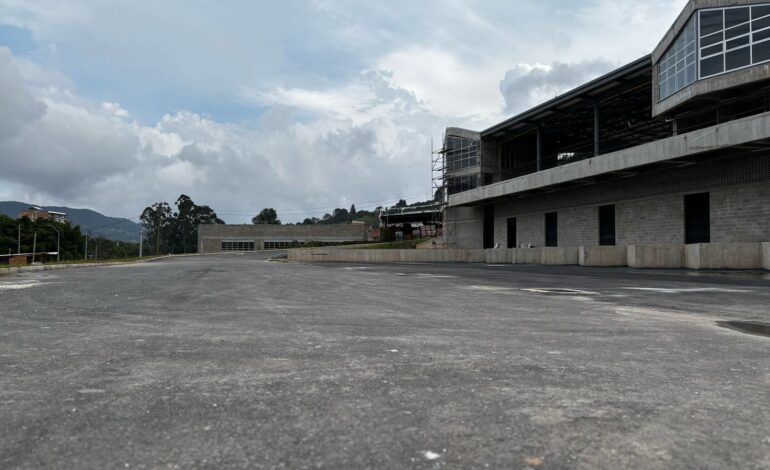 Vista de las obras del Centro de Negocios Agroindustrial de El Santuario, un proyecto clave para el desarrollo económico de la región.