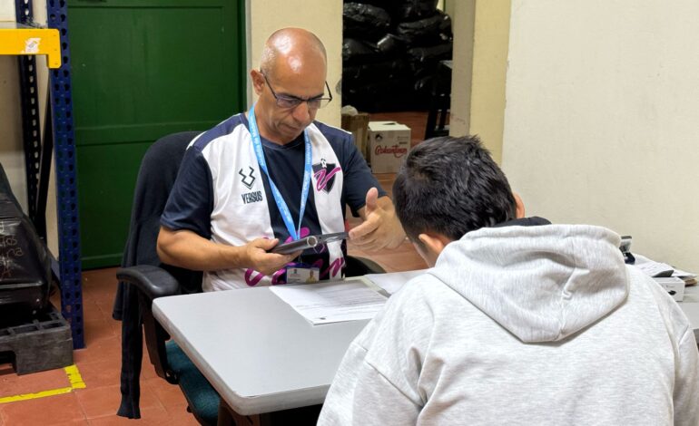 Entrega de ayudas humanitarias a víctimas del conflicto armado en Medellín.