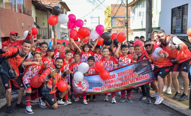 Jugadores en el desfile inaugural del Torneo de Fútbol IMER 2025 en Rionegro, evento que reúne a 7.000 deportistas del Oriente Antioqueño.