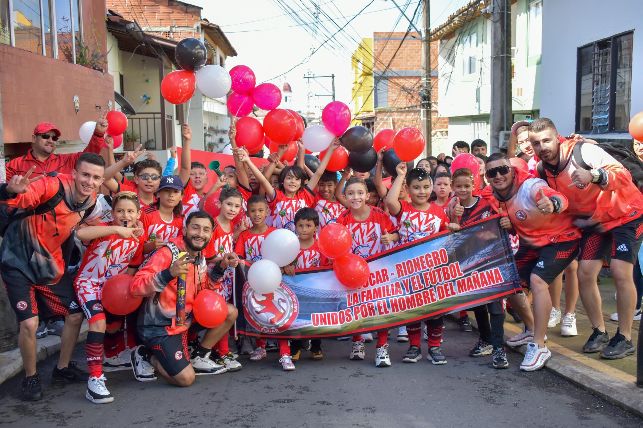 Jugadores en el desfile inaugural del Torneo de Fútbol IMER 2025 en Rionegro, evento que reúne a 7.000 deportistas del Oriente Antioqueño.