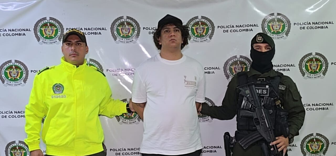 Autoridades capturan a cabecilla de grupo criminal en operativo en Medellín.