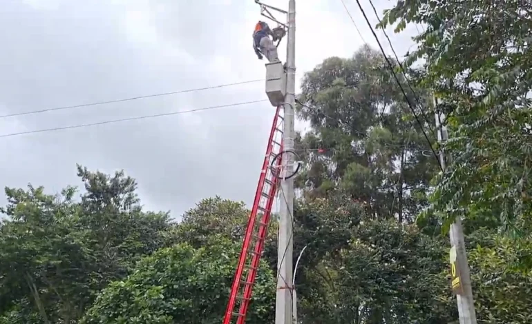 La Ceja refuerza su seguridad con la instalación de 11 cámaras de vigilancia conectadas al Centro de Monitoreo y Control. Conoce cómo este sistema ayudará a prevenir delitos y mejorar la respuesta de las autoridades.