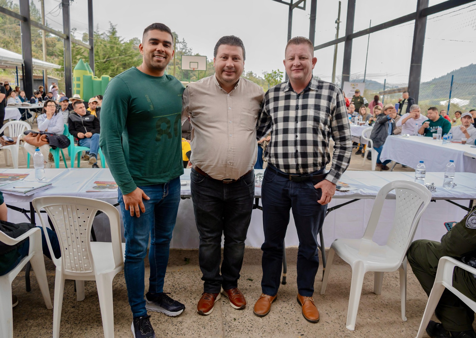 Los alcaldes de Guarne, San Vicente y Girardota durante el anuncio del proyecto de pavimentación en la vereda Guapante.