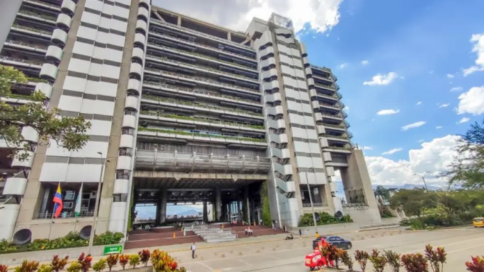 Fachada de EPM en Medellín, epicentro de la disputa judicial por la deuda del Gobierno con empresas prestadoras de energía en Colombia.