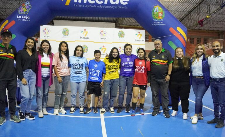 Jugadoras en acción durante el Torneo Femenino de Fútbol de Salón en La Ceja, Antioquia.