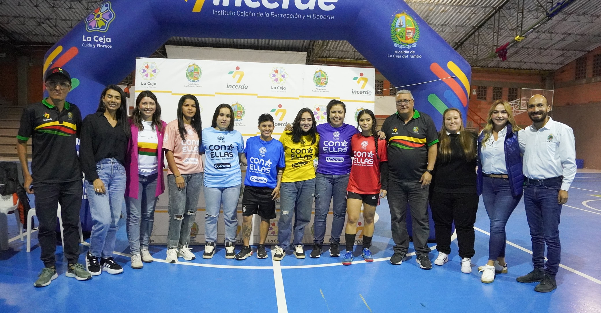 Jugadoras en acción durante el Torneo Femenino de Fútbol de Salón en La Ceja, Antioquia.