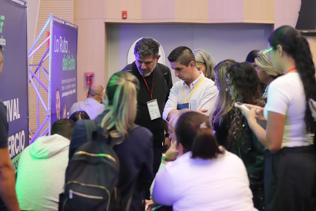 Empresarios colombianos en reunión de networking durante una misión comercial en Panamá.