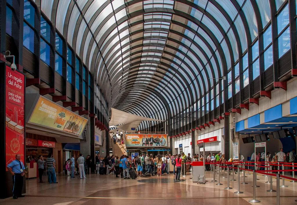 Aeropuerto José María Córdova con pasajeros en sala de espera.