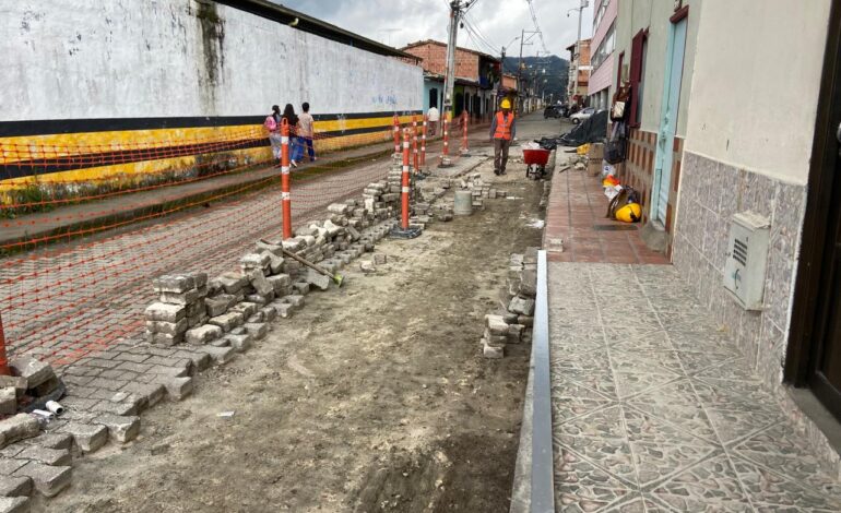 La Alcaldía de La Ceja inició esta semana los trabajos de reparcheo integral en la Carrera 24, sector de la Institución Educativa BUL sede 2.