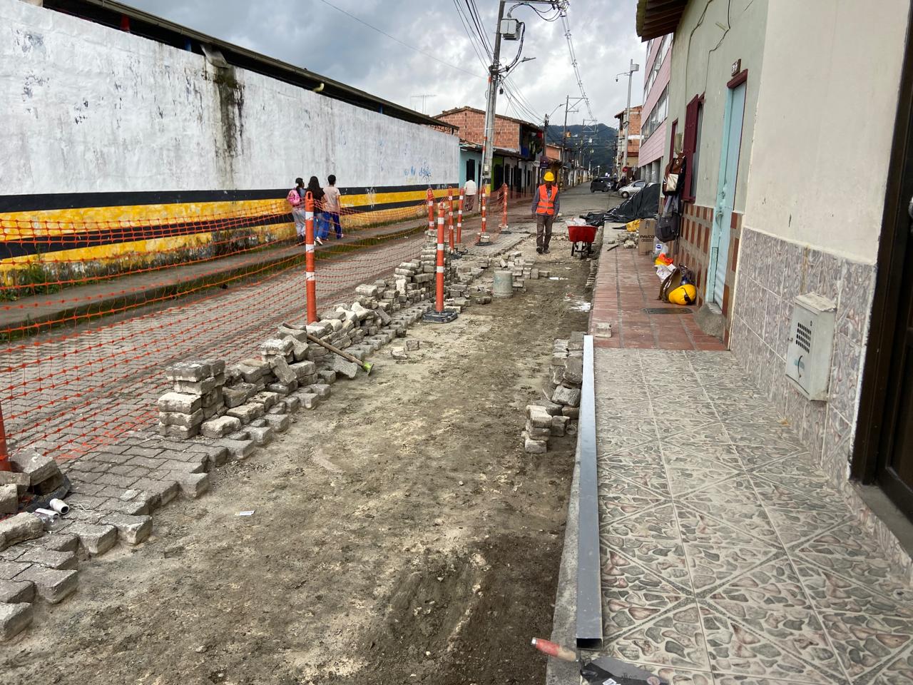 La Alcaldía de La Ceja inició esta semana los trabajos de reparcheo integral en la Carrera 24, sector de la Institución Educativa BUL sede 2.