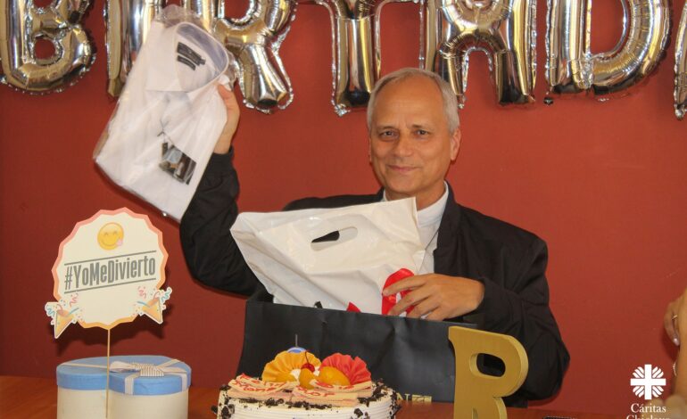 El Papa León XIV celebrando su cumpleaños con comunidades en Chiclayo, Perú, con sencillez y cercanía pastoral.
