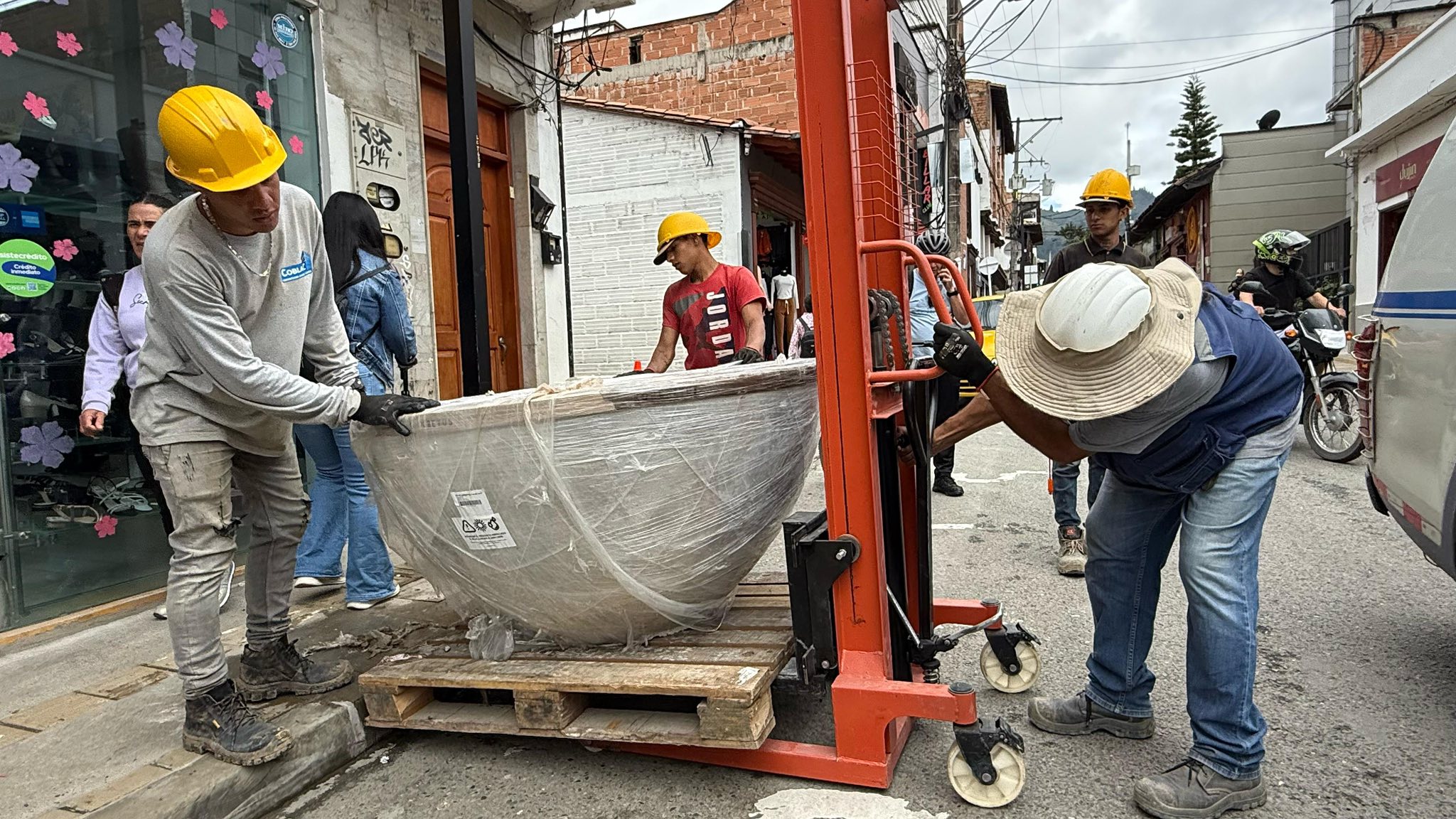 Materas instaladas por error en los andenes de la calle 19 de La Ceja
