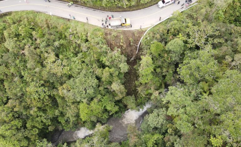 Volqueta siniestrada en el fondo del abismo entre Concepción y San Vicente Ferrer – Archivo
