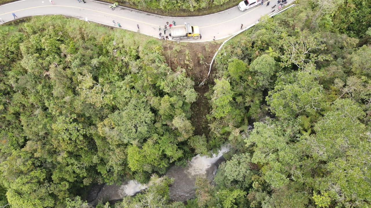 Volqueta cayó a un abismo entre Concepción y San Vicente Ferrer: un desaparecido y un herido