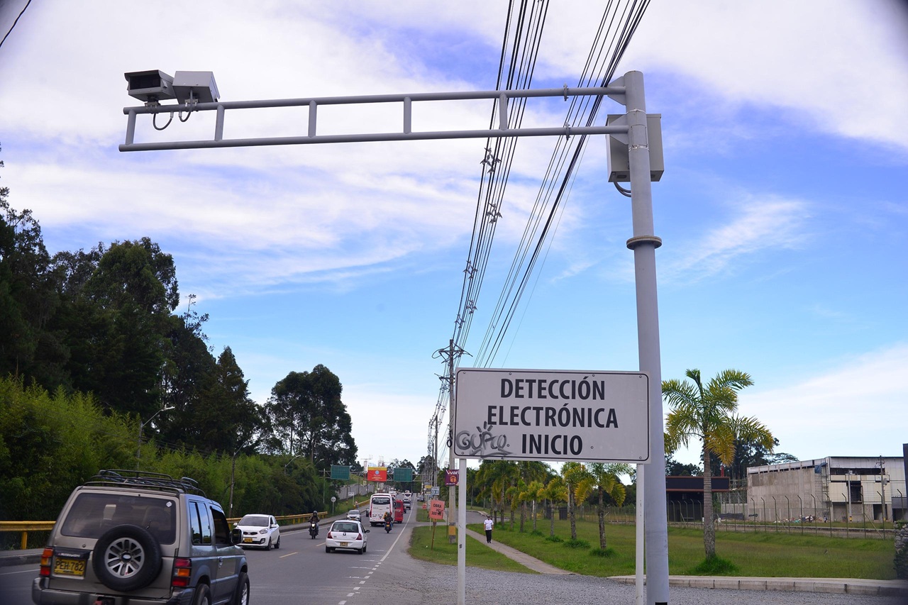 Rionegro inició la instalación de infraestructura para una nueva Zona Vial Segura, enfocada en la seguridad y modernización de la movilidad.