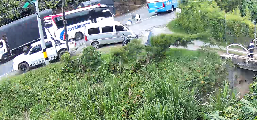 Imagen del accidente en El Tequendamita entre una motocicleta y un bus, donde murió una persona.