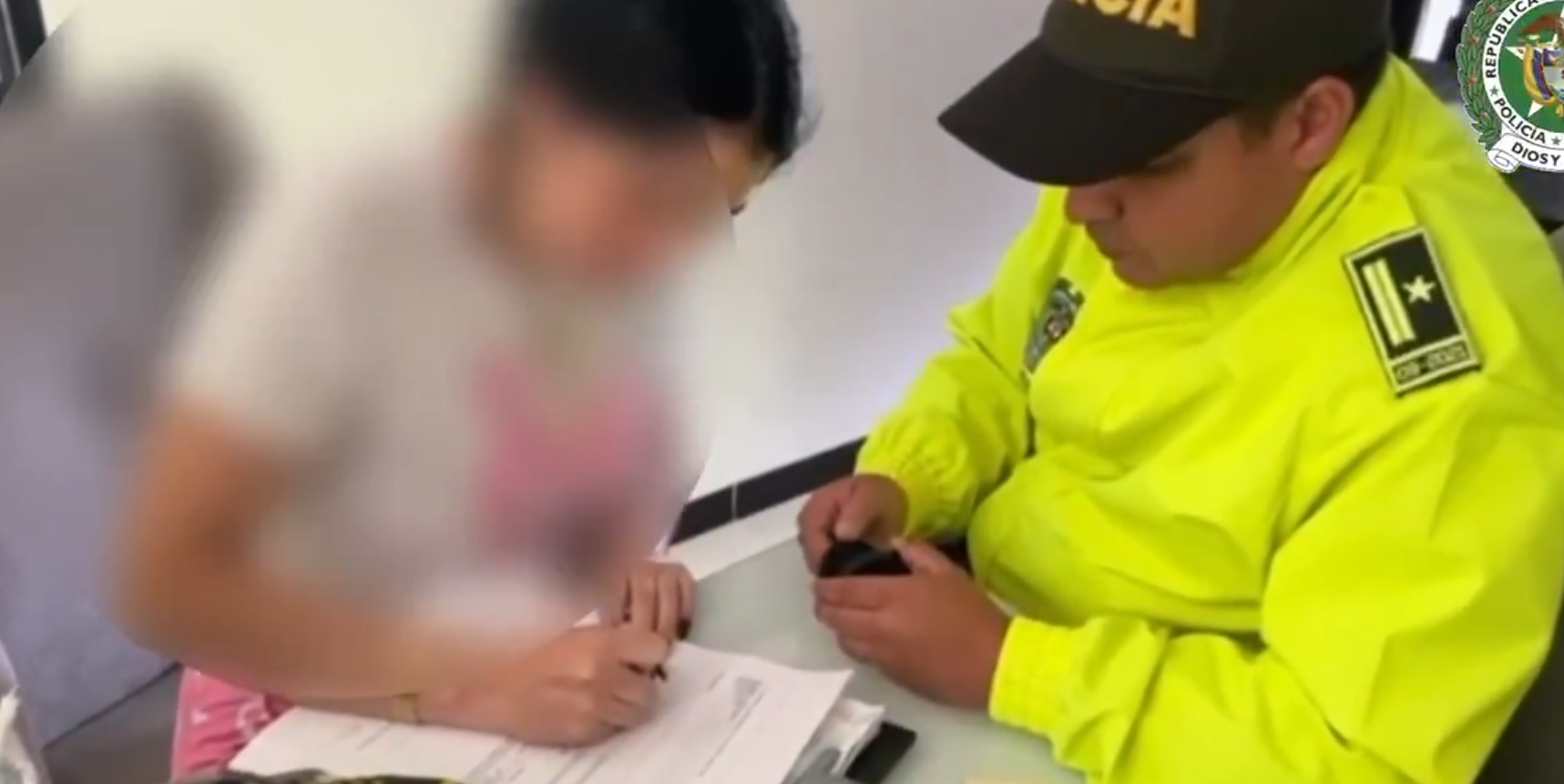 Oficiales de la Policía Nacional presentando elementos incautados a la cabecilla financiera del grupo E-36.