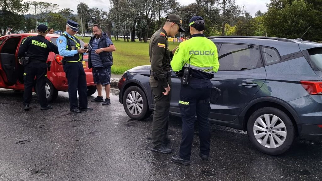 Agentes de tránsito y policía realizando controles en el aeropuerto José María Córdova de Rionegro.