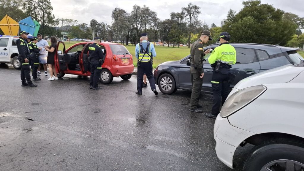 Agentes de tránsito y policía realizando controles en el aeropuerto José María Córdova de Rionegro.