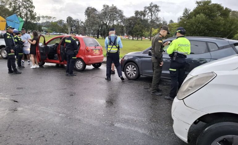 Agentes de tránsito y policía realizando controles en el aeropuerto José María Córdova de Rionegro.