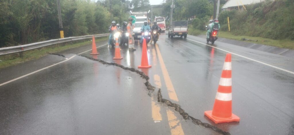 Paso restringido en la vía Guarne - Aeropuerto por falla en un talud. Devimed trabaja en la recuperación de la vía y habilitación parcial del tránsito.