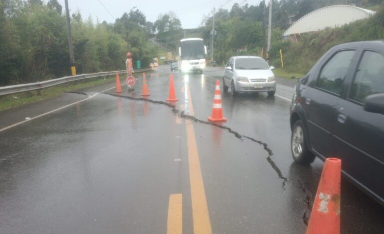 Paso restringido en la vía Guarne - Aeropuerto por falla en un talud. Devimed trabaja en la recuperación de la vía y habilitación parcial del tránsito.