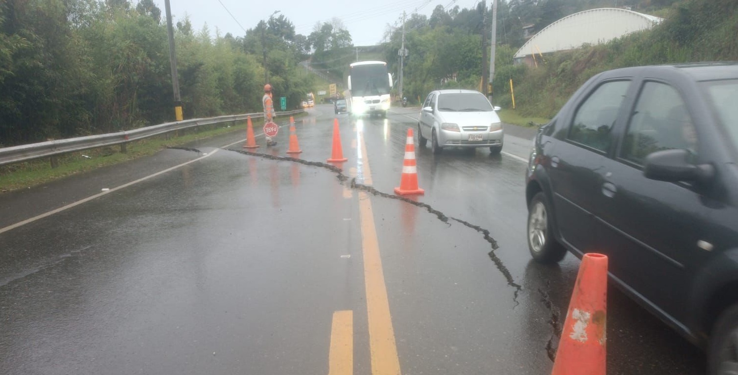 Daño en la vía Aeropuerto – Guarne afecta la movilidad: paso restringido por falla en talud